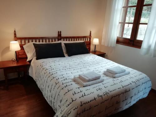 um quarto com uma cama com duas toalhas em La Casa de les Oques em Espinelvas