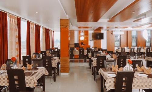 Restaurace v ubytování Hotel Vaishnavi Heights