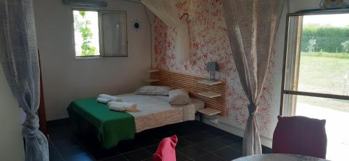 - une petite chambre avec un lit et une fenêtre dans l'établissement B&B Arcafelice, à Termoli