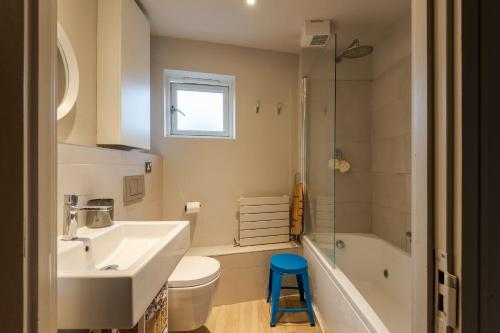 a bathroom with a sink and a toilet and a shower at GuestReady - Cosy 2BR Home in Vibrant Angel in London