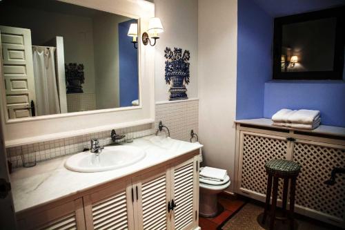 
a bathroom with two sinks and a mirror at Hotel Boutique Casa de Orellana in Trujillo
