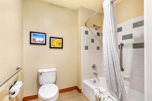 y baño con aseo blanco y ducha. en Comfort Inn & Suites Lancaster Antelope Valley, en Lancaster