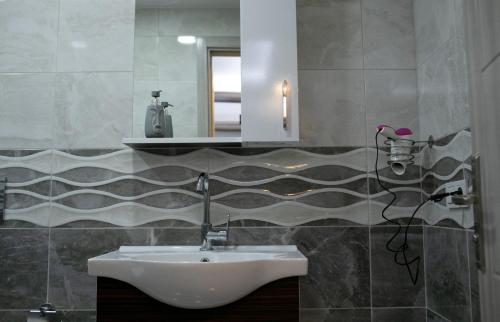 un bagno con lavandino e specchio di Sare House a Istanbul