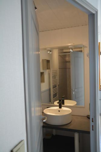 Un baño con dos lavabos y un espejo grande. en FACE MER et PLAGE, entre SAINT MICHEL et SAINT BREVIN, en Saint-Michel-Chef-Chef