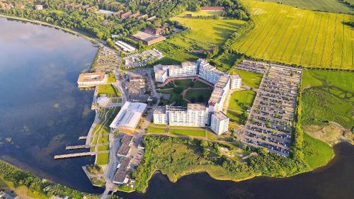 een luchtzicht op een appartementencomplex naast het water bij Ferienpark B04-007 Ferienpark in Heiligenhafen