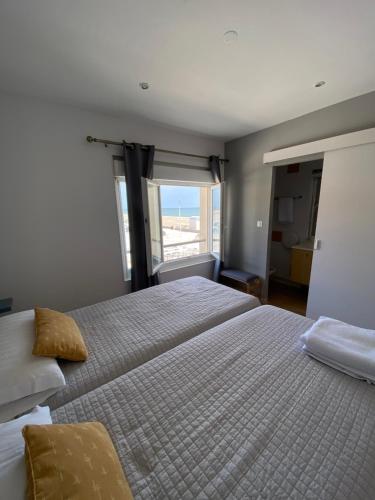 Un pat sau paturi într-o cameră la HOTEL RESTAURANT LA COTE REVEE