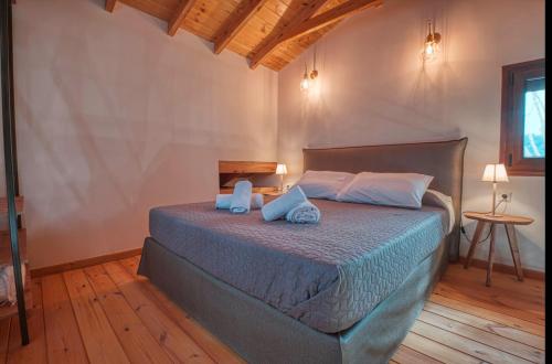 una camera con un letto con due cuscini sopra di LUXURY VILLA ESTELLA a Ormos Panagias