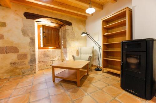 uma cozinha com um fogão e uma mesa num quarto em Izarrate 