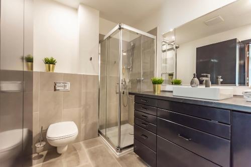 łazienka z prysznicem, toaletą i umywalką w obiekcie VacationClub – Diune Resort Apartament 312 w Kołobrzegu