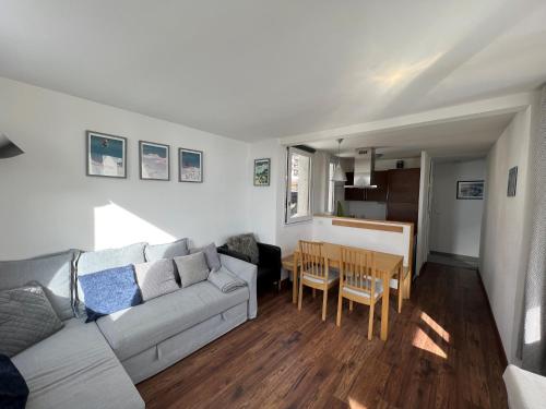 un salon avec un canapé et une table dans l'établissement Residence Bollin No.21, à Tignes