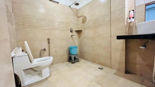 Un baño con inodoro, lavabo y ducha. en Green Hills Cottage Rishikesh, en Rishīkesh