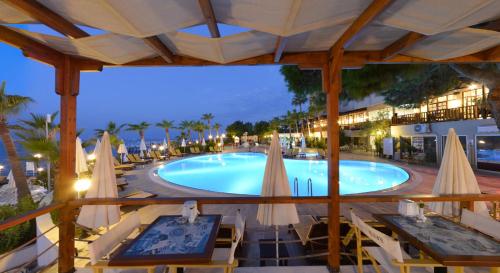 a view of a pool at a resort at night at Anitas Hotel in Konaklı