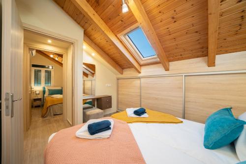 1 dormitorio con 2 camas en una habitación en Mimoza's Apartment, en Cefalonia