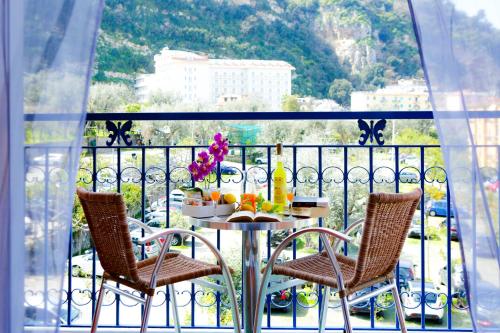 - Balcón con vistas, mesa y 2 sillas en MaLu' B&B, en Sorrento