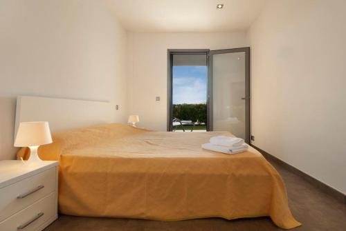 um quarto branco com uma cama grande e uma janela em Boquer Apt em Pollença