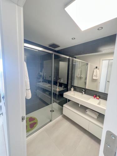 a bathroom with two sinks and a shower at Sunset Waves 3 Benidorm in Benidorm