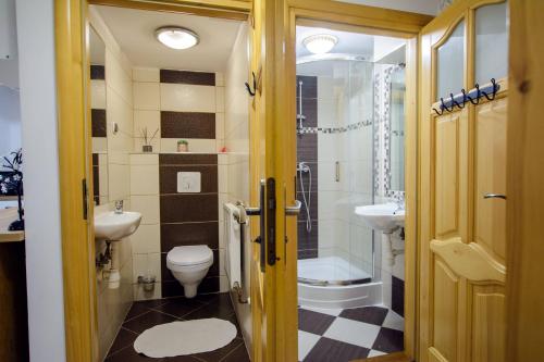 Kúpeľňa v ubytovaní APARTAMENT TAJEMNICZY OGRÓD ŚCISŁE CENTRUM ZAKOPANE