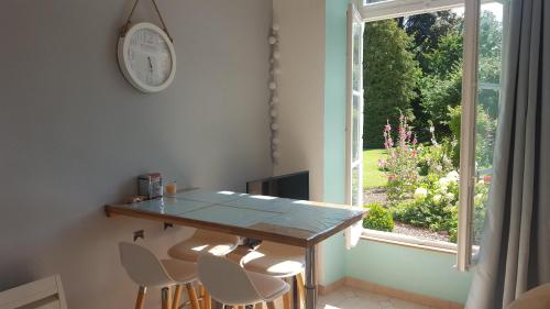 a table and chairs in a room with a window at Appartement dans maison de charme Doullens in Doullens