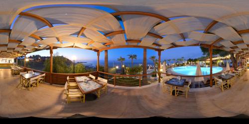 an overhead view of a resort with a pool at Anitas Hotel in Konaklı