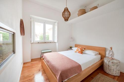 Sunny Renovated Apt With AC, By TimeCooler في لشبونة: غرفة نوم بسرير ونافذة