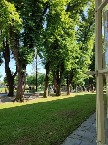 Κήπος έξω από το Apartman Dux