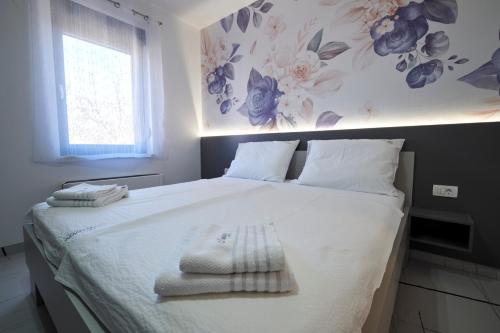 1 dormitorio con 1 cama con toallas en Marien Haus, en Karlovac