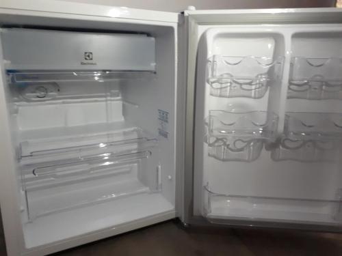 un frigorifero vuoto con la porta aperta in una stanza di POUSADA DO BETO ad Atins