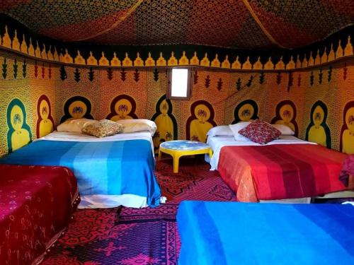 Postel nebo postele na pokoji v ubytování Azalay Luxury Camp Merzouga