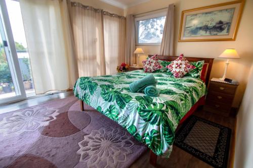 sypialnia z łóżkiem z zieloną kołdrą w obiekcie TryOver w mieście Meningie