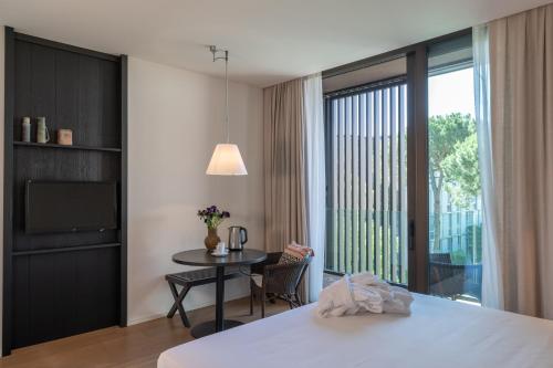 A bed or beds in a room at MarePineta Resort