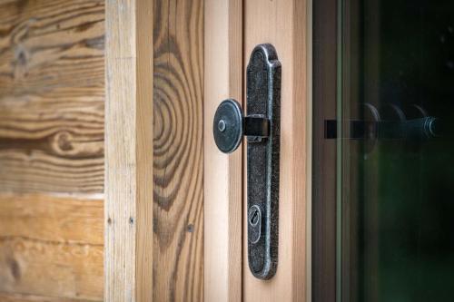 a black door handle on a wooden door at Chalet-karwendel in Terfens