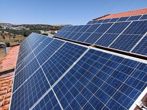 un groupe de panneaux solaires au-dessus d'un bâtiment dans l'établissement Hotel Brasa, à Elvas