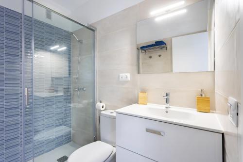 een badkamer met een toilet, een wastafel en een douche bij Candelaria playa TENERIFE in Candelaria