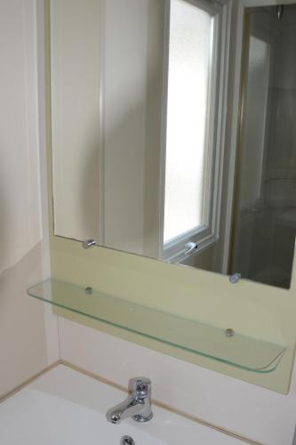 baño con espejo y lavabo en Domaine des Iscles 164, en La Roque-d'Anthéron