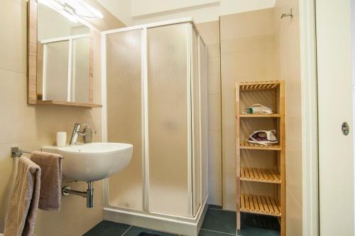 A bathroom at La Terrazza su Fondi