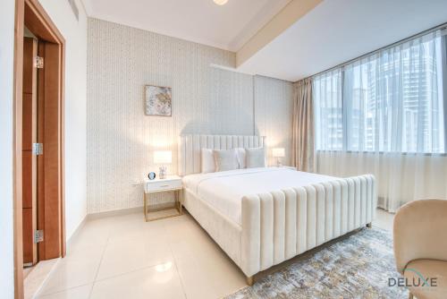 Postel nebo postele na pokoji v ubytování Ornate 2BR at Ocean Heights Dubai Marina By Deluxe Holiday Homes