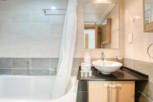Koupelna v ubytování Ornate 2BR at Ocean Heights Dubai Marina By Deluxe Holiday Homes