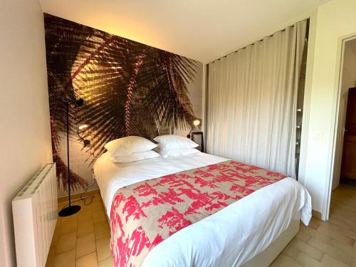 - une chambre dotée d'un lit avec une couverture rouge et blanche dans l'établissement l'Appartement Magnolia, à Vallauris