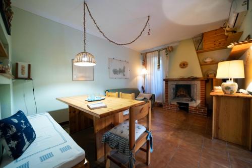 ein Wohnzimmer mit einem Tisch und einem Sofa in der Unterkunft Appartamento Pomonte in Pomonte