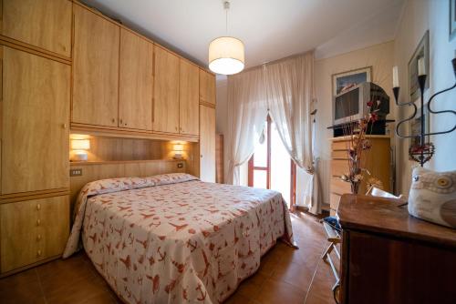 una camera con un letto in una stanza con una finestra di Appartamento Pomonte a Pomonte