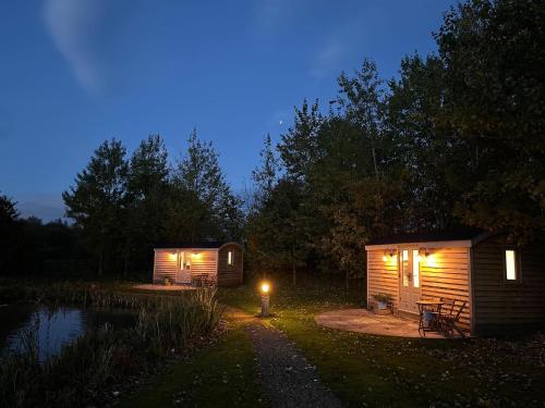 Galeriebild der Unterkunft Luxury Shepherds Hut - The Sweet Pea by the lake in York