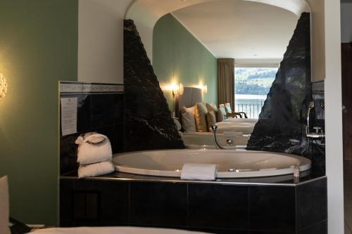 Koupelna v ubytování Swiss-Chalet Merlischachen - Romantik Schloss-Hotel am See