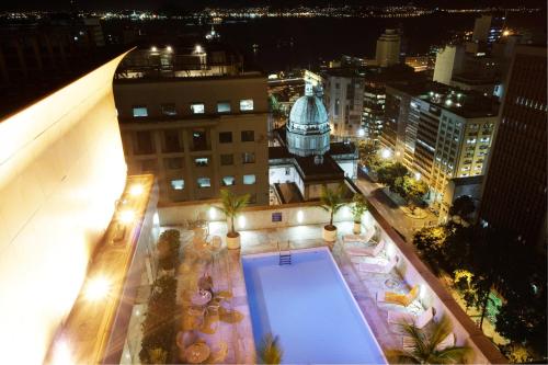 uma vista panorâmica de um edifício com piscina em Windsor Guanabara Hotel no Rio de Janeiro