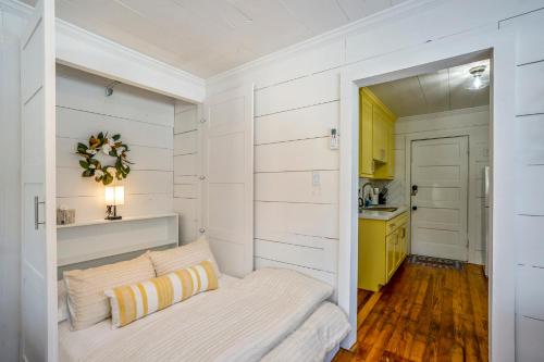 En eller flere senge i et værelse på Historic Heights Artist Bungalow #1