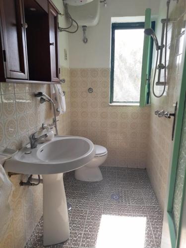 y baño con lavabo y aseo. en La Casa di Romeo en Procida