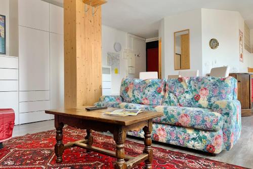 un salon avec un canapé et une table dans l'établissement #1A - Le Bouquet, à Grenoble
