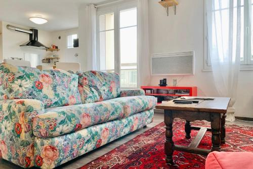 un salon avec un canapé et une table basse dans l'établissement #1A - Le Bouquet, à Grenoble