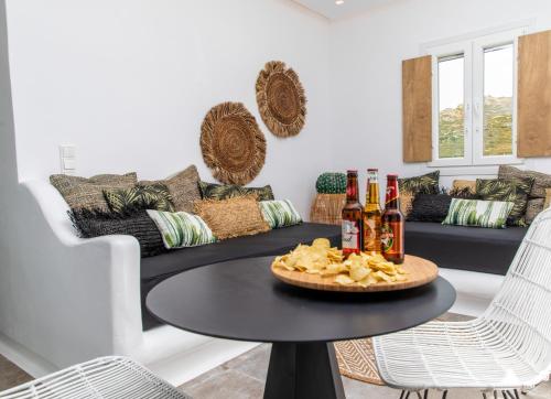 Гостиная зона в Ninemia Naxos Suites