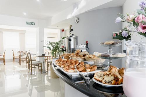 羅薩里奧的住宿－Mediterráneo Hotel y Spa，自助餐,包括糕点和面包