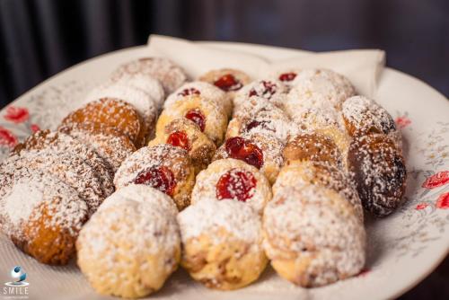 einen Teller Donuts mit Puderzucker in der Unterkunft TURACO INTERCOUNTY RESORT in Maragoli